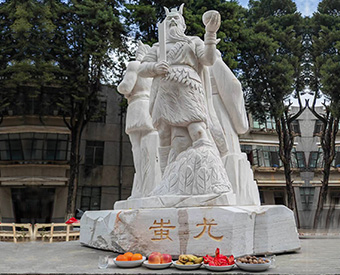 云南石雕黃帝、炎帝、蚩尤雕塑安裝效果展示