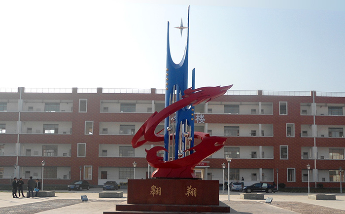 不銹鋼雕塑制作完成之后，需要對表面進行打磨噴漆，這樣才可以獲得想要的表面效果，不銹鋼雕塑打磨噴漆有一些注意事項，下面給大家介紹一下。